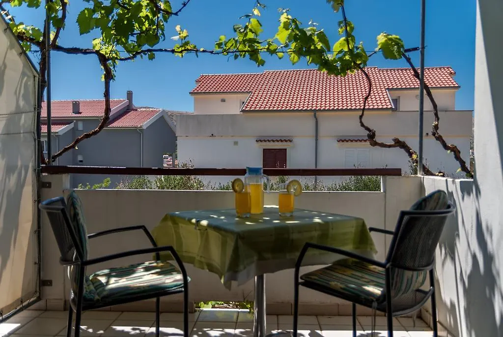 Apartments Nenad & Marija Pag Town 0*,